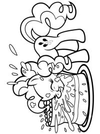 Η Pinkie Pie τρώει τούρτα